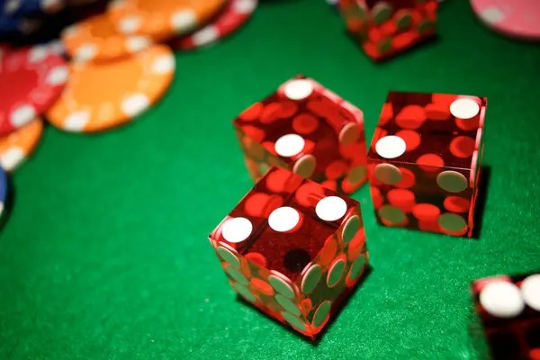 Live gaple online dealer table with domino chain and player seats